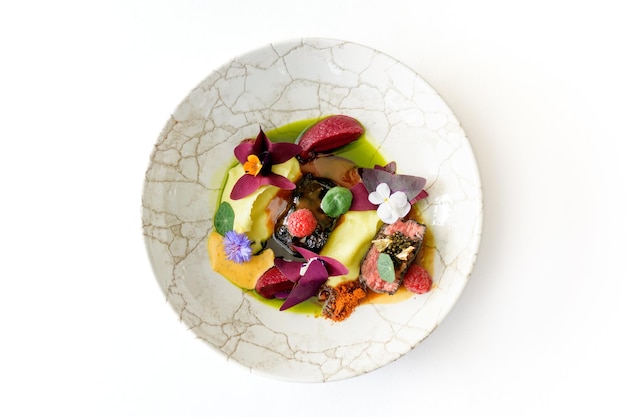 Kolorowe danie na rustykalnym stole